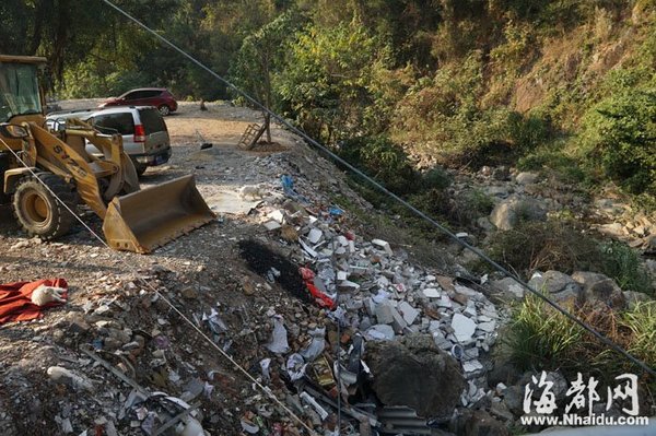 福州鳝溪景区遭渣土建筑垃圾侵蚀 下游已干涸
