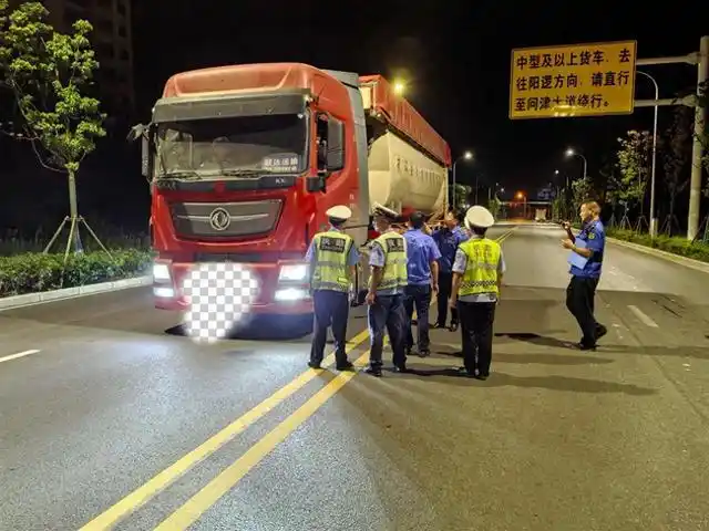 武汉:货车无证跨区域运输建筑垃圾,被罚1.3万元